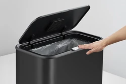 פח אשפה מבית FENNOMA טא'צ שחור 60 ליטר – BINABIN